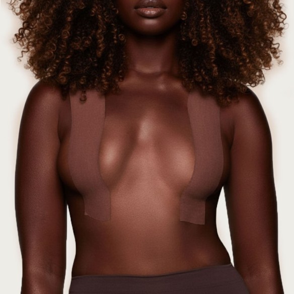 Boob Tape Set - Farbton Mandelbraun (Brustlift Tape, Starker Halt für Körbchengrößen A-J)